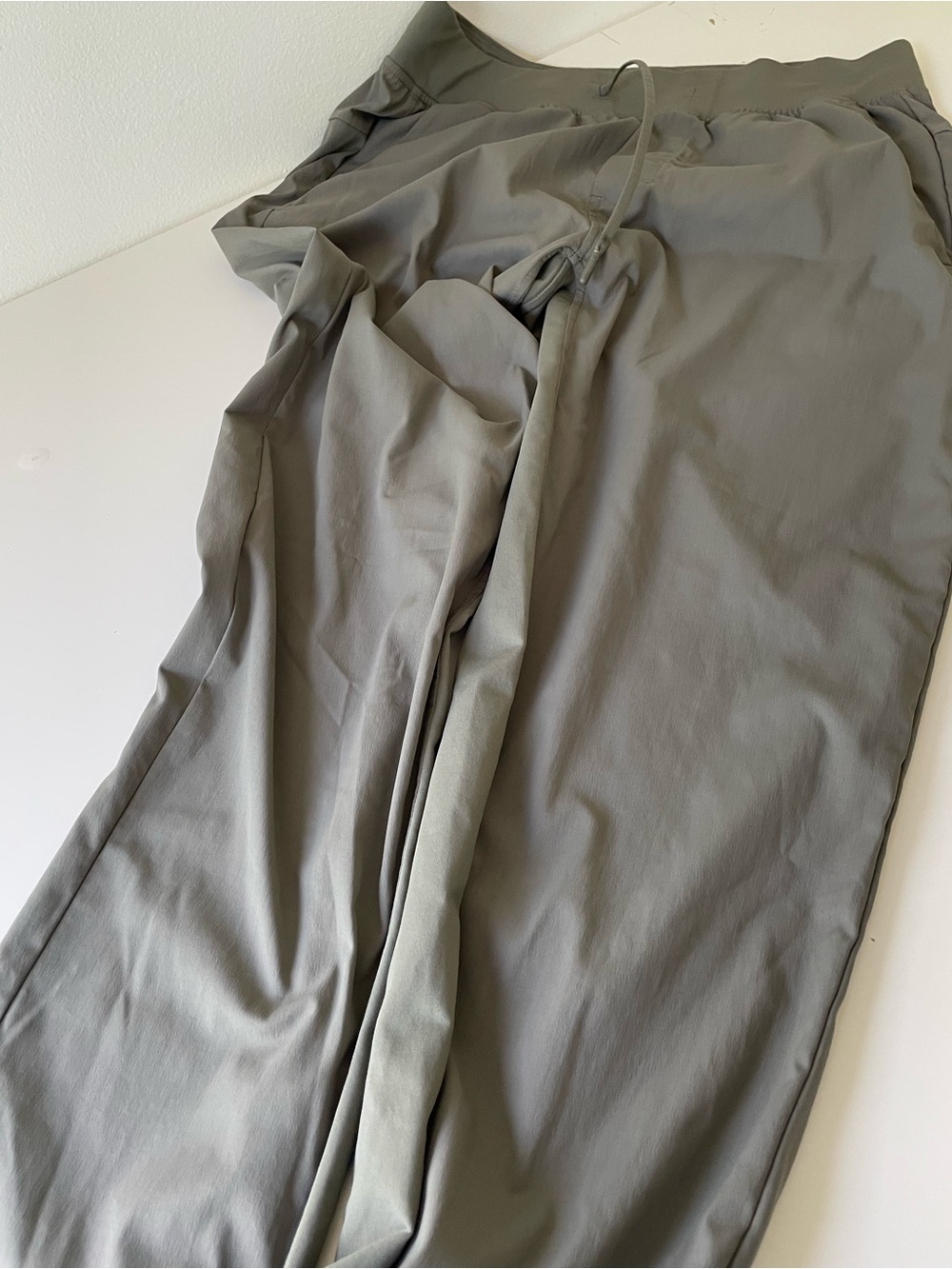 Woman’s Lululemon Lightweight Drawstring Pants in Sage Gray